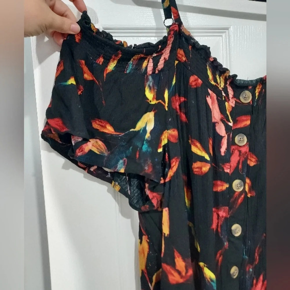 Torrid Floral Black Rayon Crepe Smocked Cold Shoulder Top in Size 3 / 22-24 - Picture 3 of 14